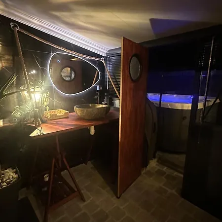 Room, Jacuzzi & Cinema House Appartement