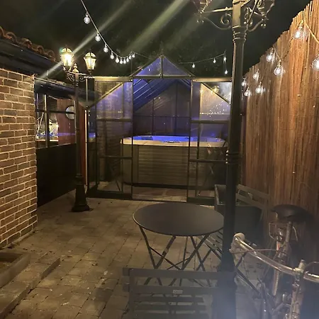 Room, Jacuzzi & Cinema House * Mérignac